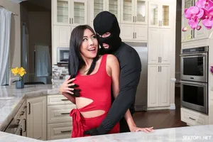 Trưởng phòng… em sẽ giữ bí mật với vợ yêu anh, anh muốn sờ ngực em không?