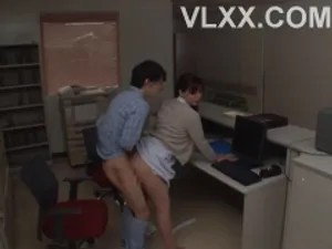 đến nhà học chung, nam thanh niên lên lầu lén nhìn mẹ của con ghệ tắm